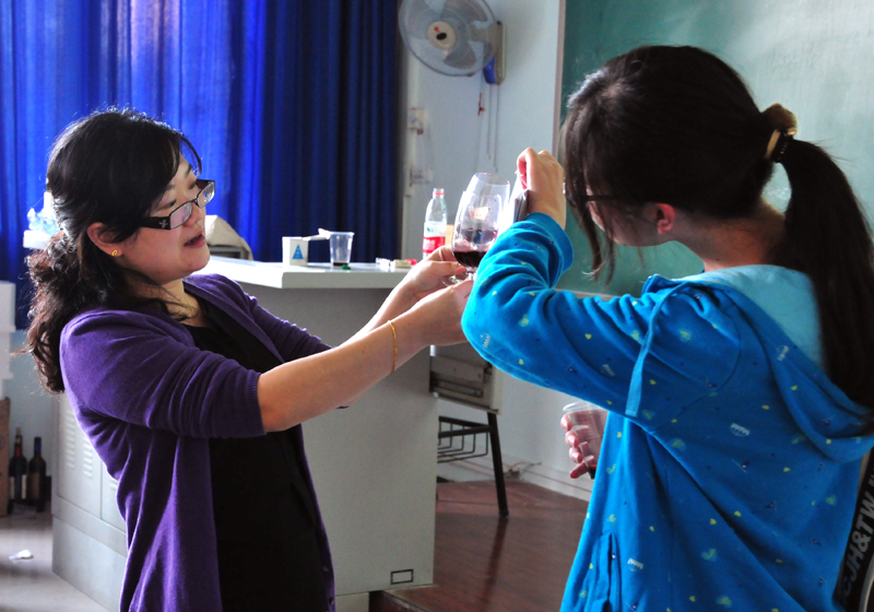 漫蛙
第十三届外语文化节系列讲座：微醺之美——葡萄酒品鉴