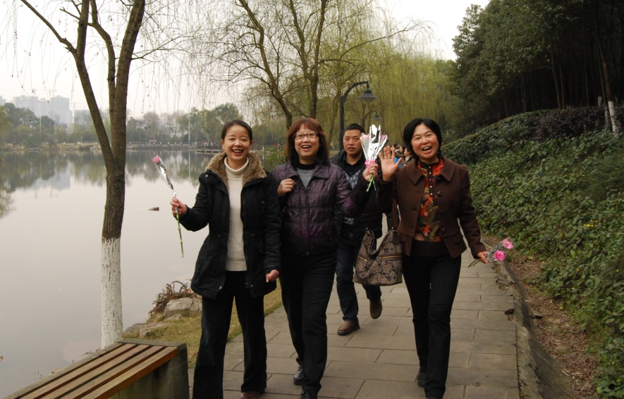 欢度节日，畅游虎溪——记外语学院三八节“美丽虎溪健康行”活动