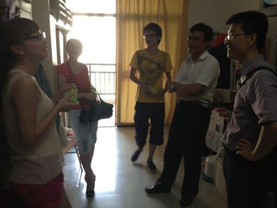 情系留校学生，我院领导头顶酷暑“送清凉”