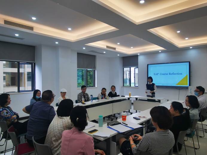 会议室里的人们描述已自动生成