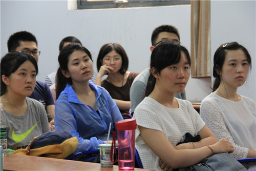 漫蛙
“两学一做”系列活动——书记讲党课，同志受益多！