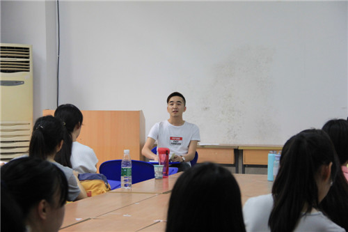 漫蛙
“两学一做”系列活动——书记讲党课，同志受益多！